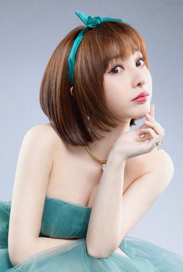 柳岩美艳妆容穿低胸绿裙大秀事业线(1/12)