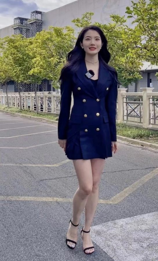 初晓敏白皙美腿踩一字带凉鞋(1/3)