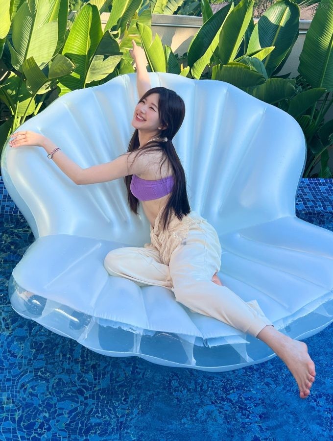 赵露思泳池里光着美足玩耍(1/3)