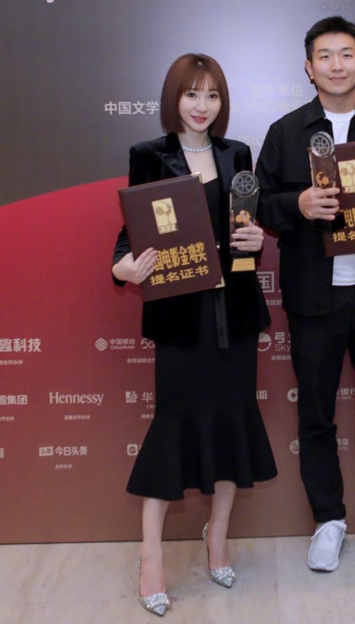 柳岩短发造型穿低胸黑裙踩尖头高跟参加颁奖典礼(7/8)
