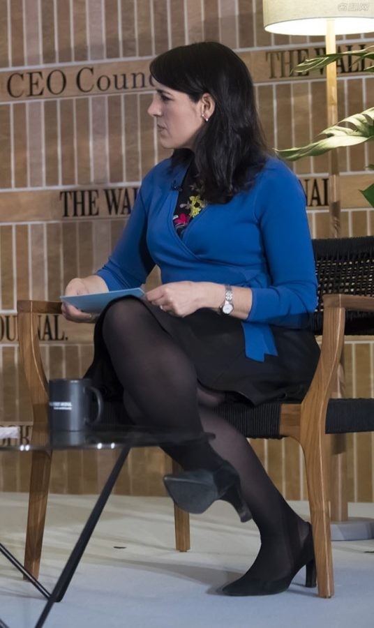 《华尔街日报》女主管Nikki Waller在CEO会议上翘起黑丝腿（第4张/共8张）