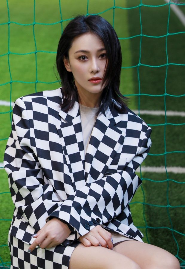 网球场上张馨予穿棋盘格子西服露出一双洁白的长腿(2/4)