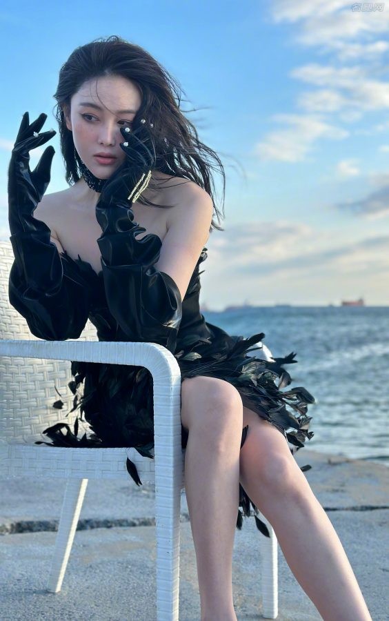 张馨予海边美腿玉足大片风情万种(2/5)