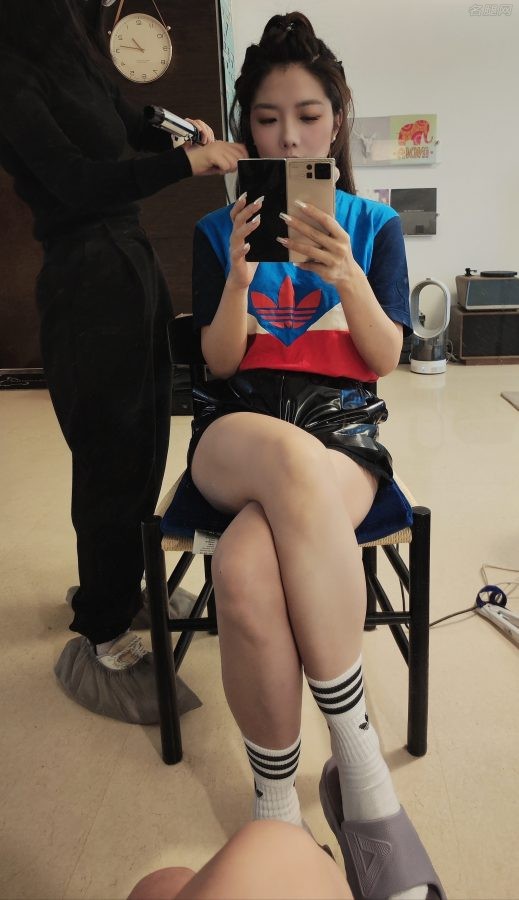 初晓敏穿运动短裤翘美腿手机自拍(1/1)