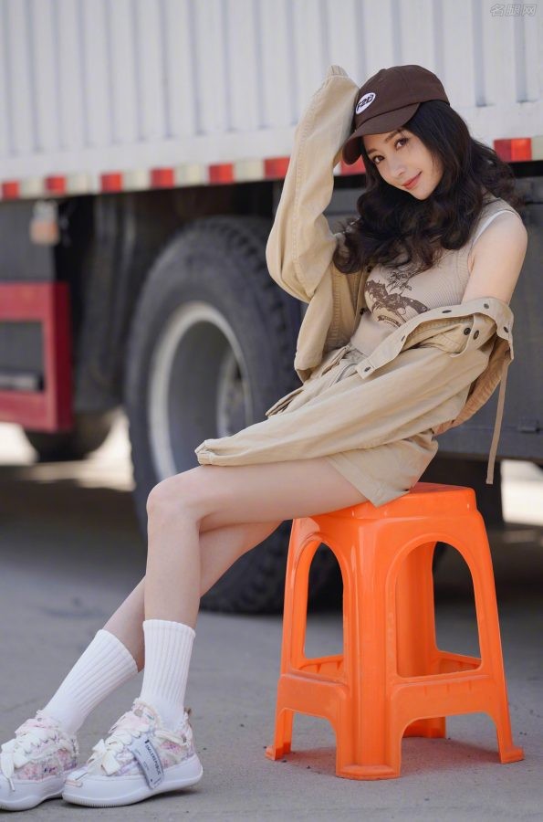 柳岩圆润细滑的美腿真的爱了(1/6)