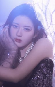 赵露思穿破洞丝袜展露完美大腿曲线