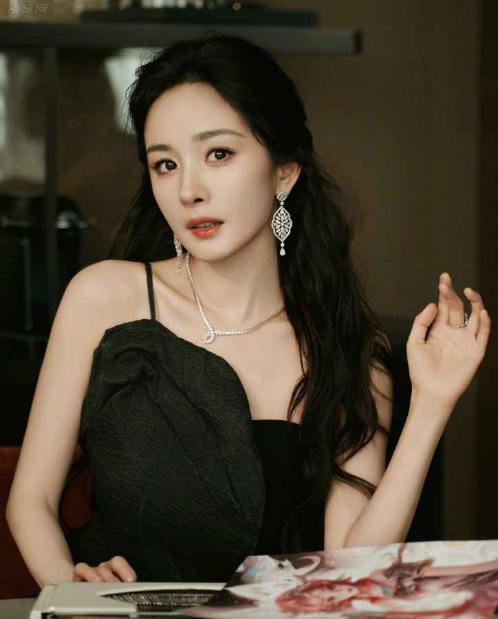 美神降临杨幂开衩裙玉腿给你好看(6/11)