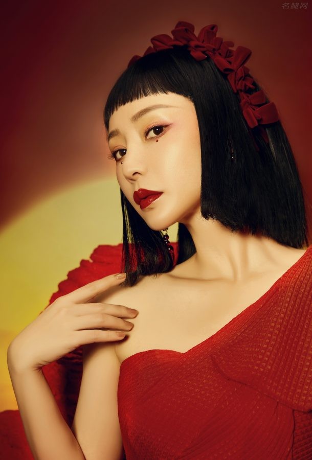 女主持柳岩开衩裙美腿杂志写真(5/6)