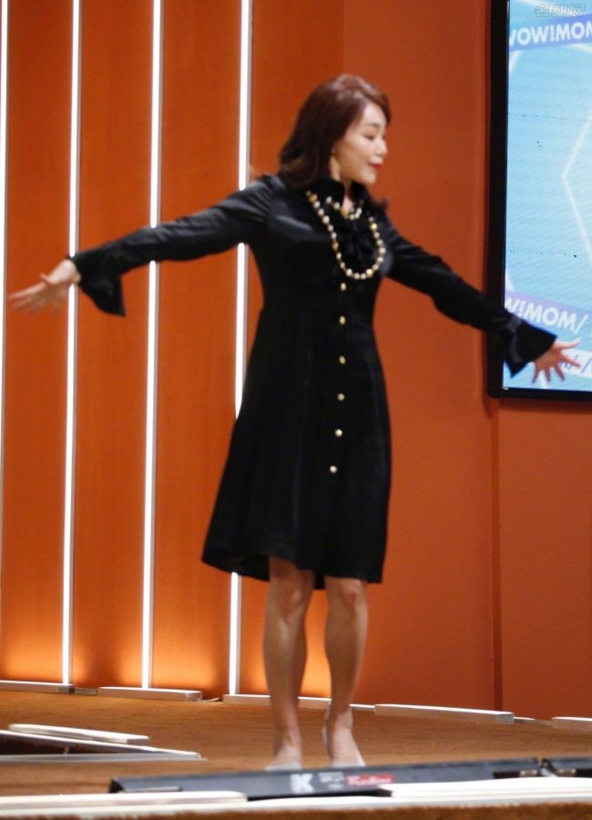张馨予漂亮妈妈杨素勤登台脱鞋跳舞(7/8)