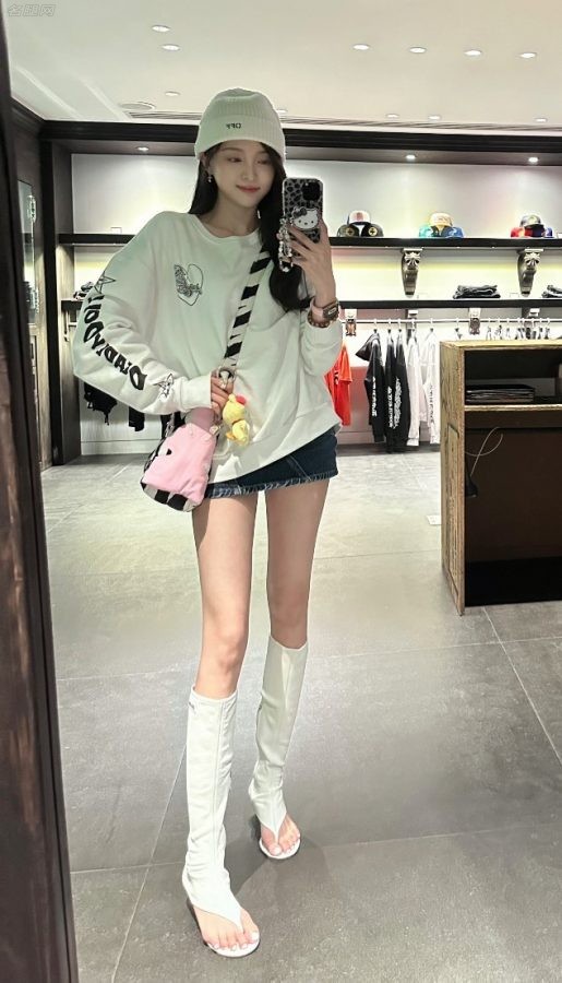 美少女吴宣仪在夜晚城市里展示她细白的美腿(4/4)