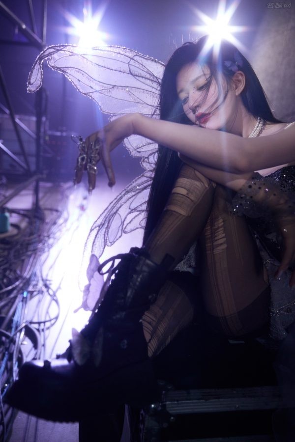 赵露思穿破洞丝袜展露完美大腿曲线(1/9)