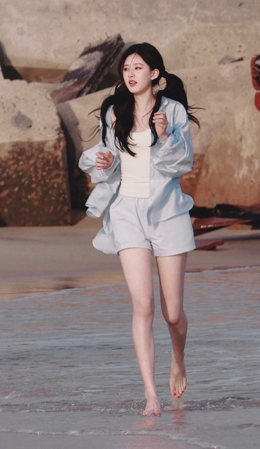 赵露思在海边展露自己白皙的少女腿(3/4)