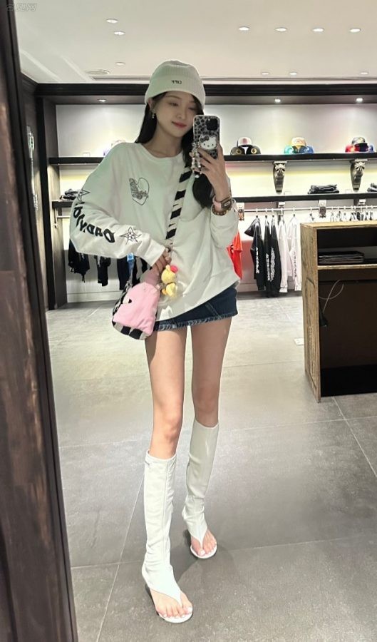 美少女吴宣仪在夜晚城市里展示她细白的美腿(3/4)