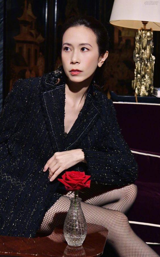 莫文蔚现身巴黎在时装秀上大展逆天丝袜腿(4/7)