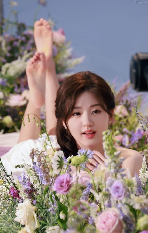 花仙子赵露思光着脚丫拍写真清纯甜美(1/5)