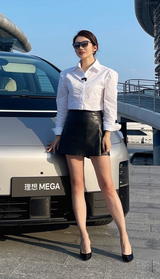 初晓敏戴眼镜测评理想MEGA踩细高跟秀长腿，人称车评界的杨幂(5/6)