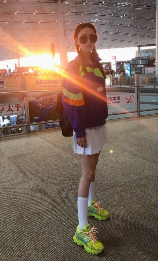 张馨予穿李宁运动装配白色百褶裙玉腿细长(3/3)