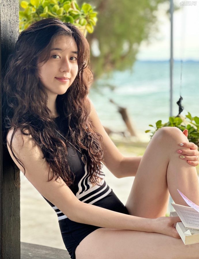 李凯馨穿连体泳衣玩水上摩托大腿白皙修长(7/16)