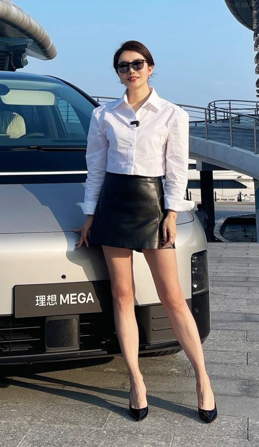 初晓敏戴眼镜测评理想MEGA踩细高跟秀长腿，人称车评界的杨幂(4/6)