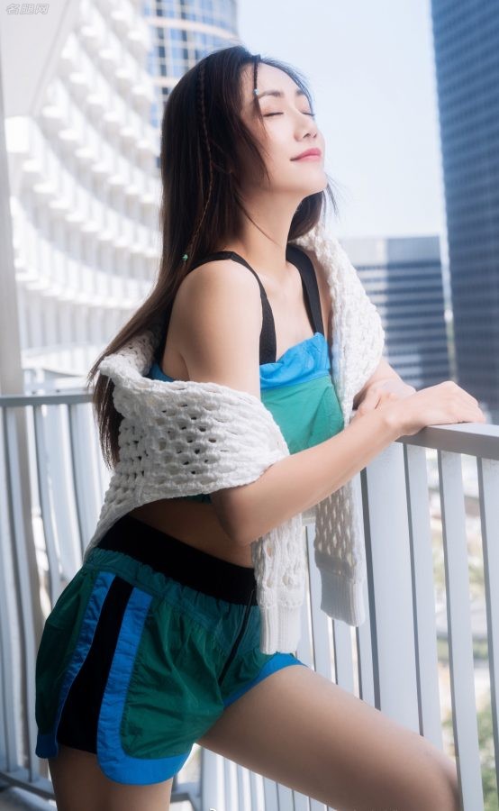 刘芸穿绿色运动短裤大秀匀称紧致美腿(4/5)