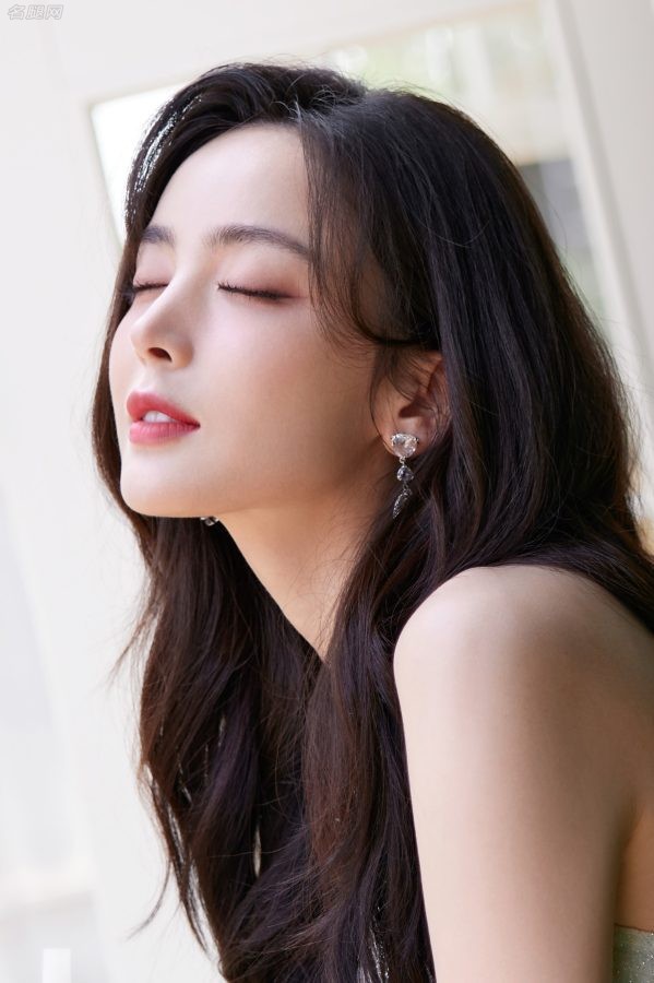 古力娜扎穿雪白羽毛短裙秀漂亮大腿，波浪长发柔顺魅力绽放(11/11)