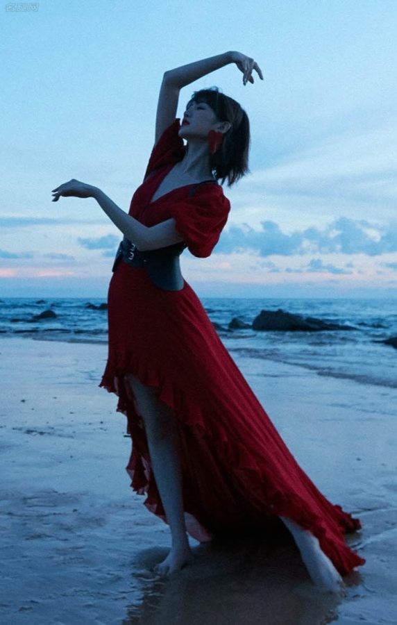 毛晓彤穿鲜艳红裙白腿美足大海边写真(3/4)