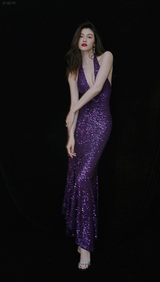 何穗穿深V神秘紫色礼服出席费加罗时尚盛典真行走的衣服架子（第2张/共6张）