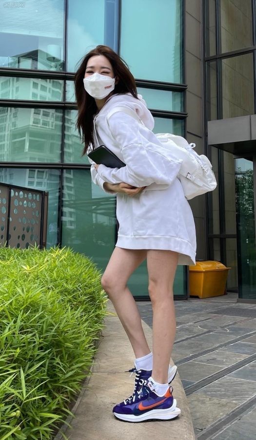长腿小姐姐黄美英穿短裙运动鞋拍照(4/7)