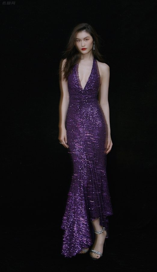 何穗穿深V神秘紫色礼服出席费加罗时尚盛典真行走的衣服架子（第1张/共6张）