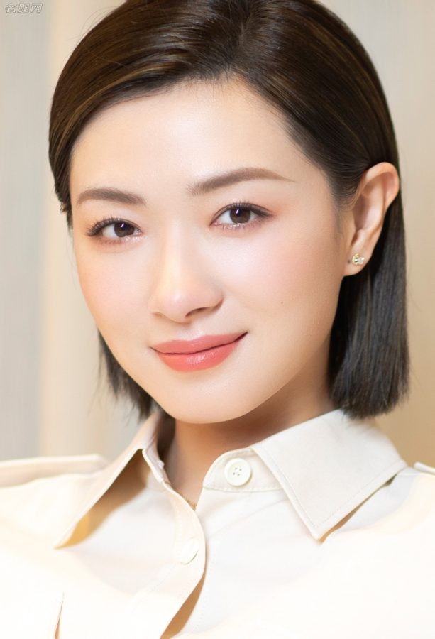 短发气质女星万茜翘腿坐姿高清脸部特写(2/4)