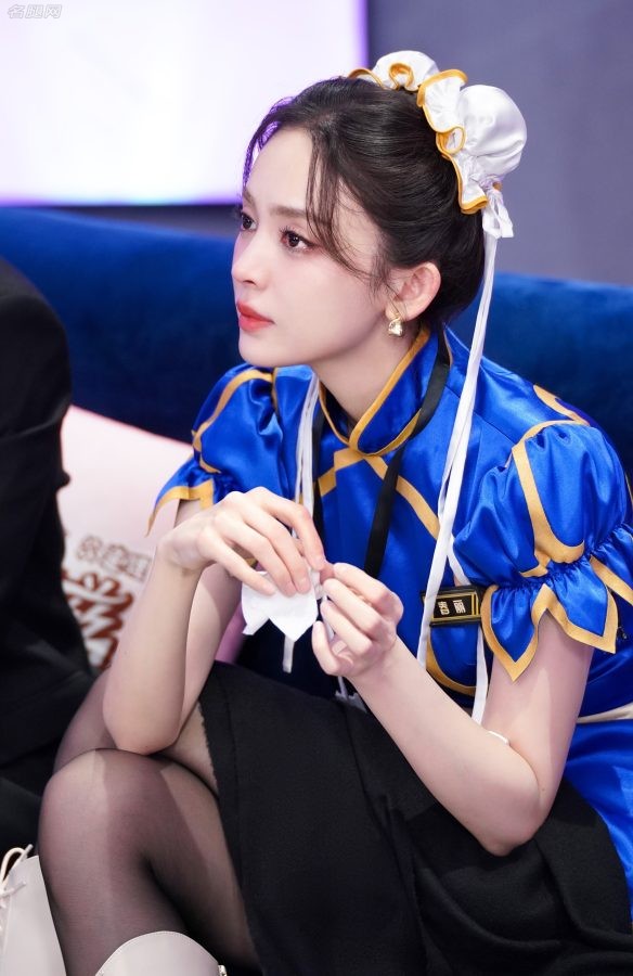 古力娜扎腿穿黑丝cos春丽录制综艺节目《萌探探探案》(7/8)