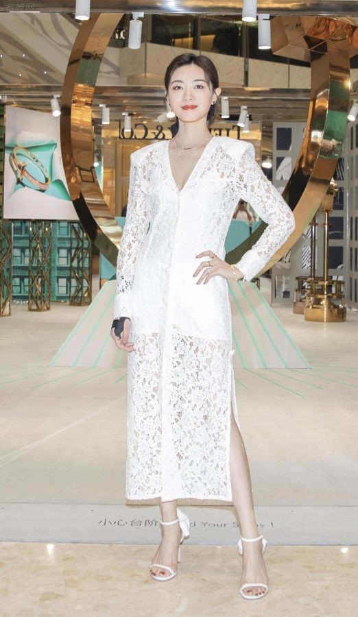 美女演员万茜身穿白色蕾丝长裙，脚踩Stuart Weitzman凉高跟鞋出席商业活动(6/6)