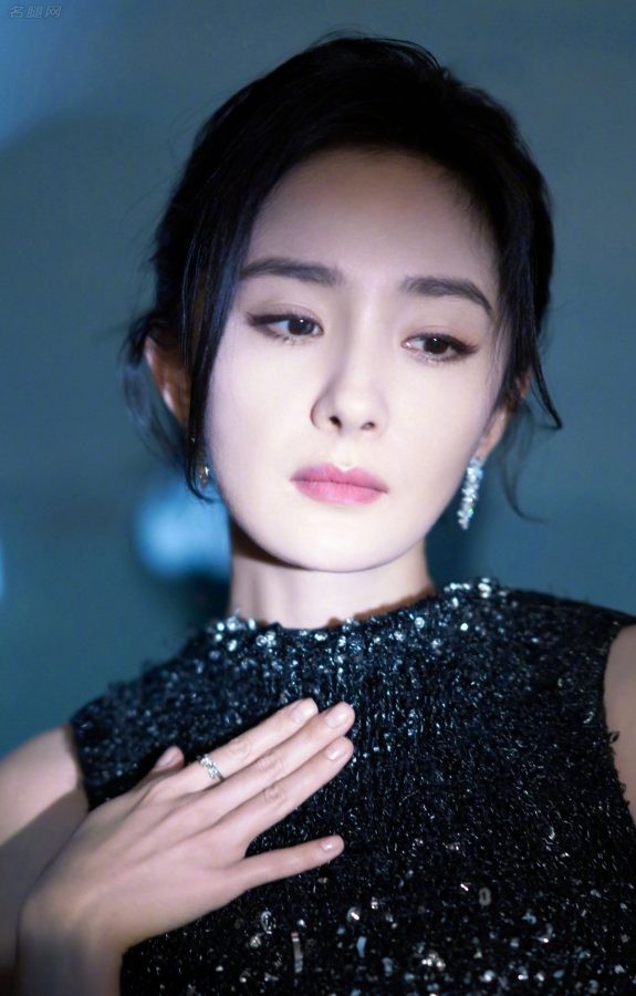 杨幂穿黑色星光晚礼服气质温柔(2/5)