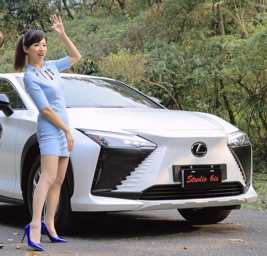 女主播廖盈婷美腿穿丝袜踩细高跟测评汽车(1/2)