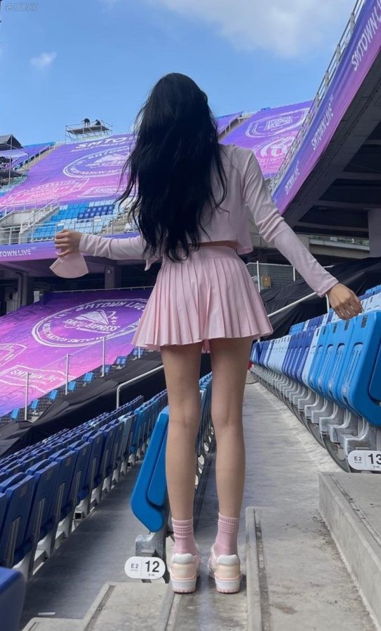 黄美英站在体育场少女腿细长(4/4)