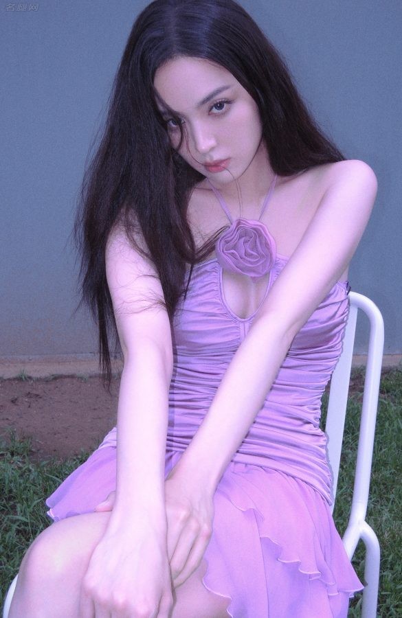 古力娜扎穿超短紫裙翘腿坐姿神秘浪漫（第2张/共5张）