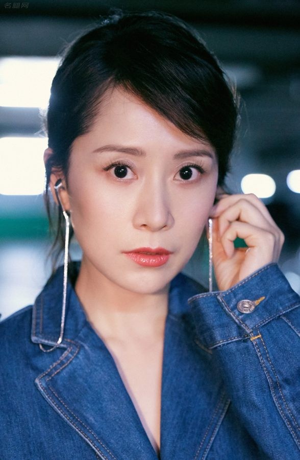 女星海清利落短发穿蓝色牛仔裙配红色高跟鞋脚踝白皙(3/5)