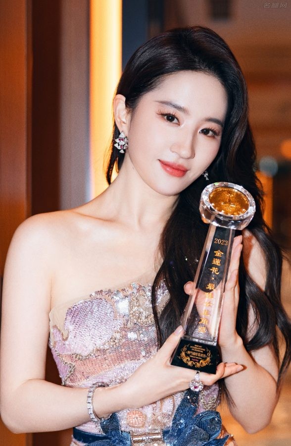 刘亦菲美唇嘟嘟亲吻金莲花奖杯(3/3)