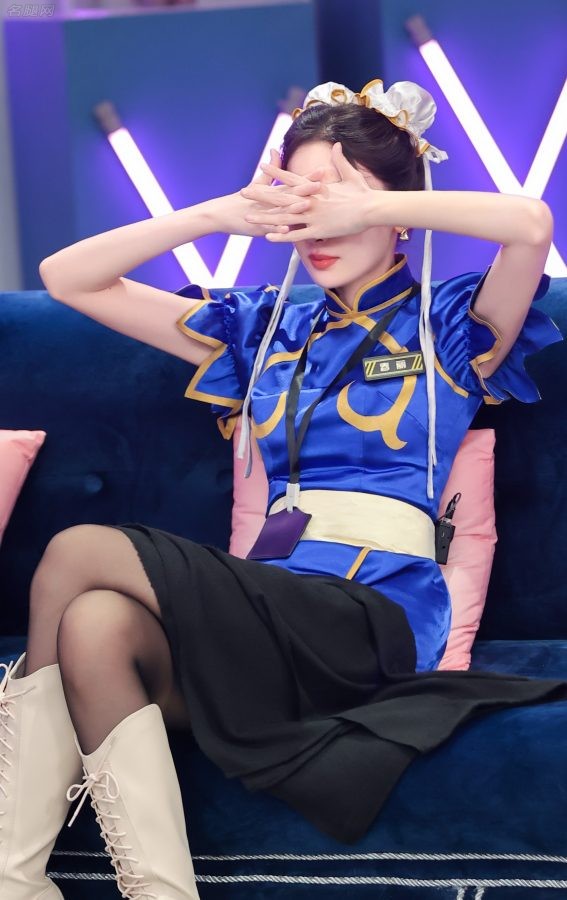 古力娜扎腿穿黑丝cos春丽录制综艺节目《萌探探探案》(6/8)