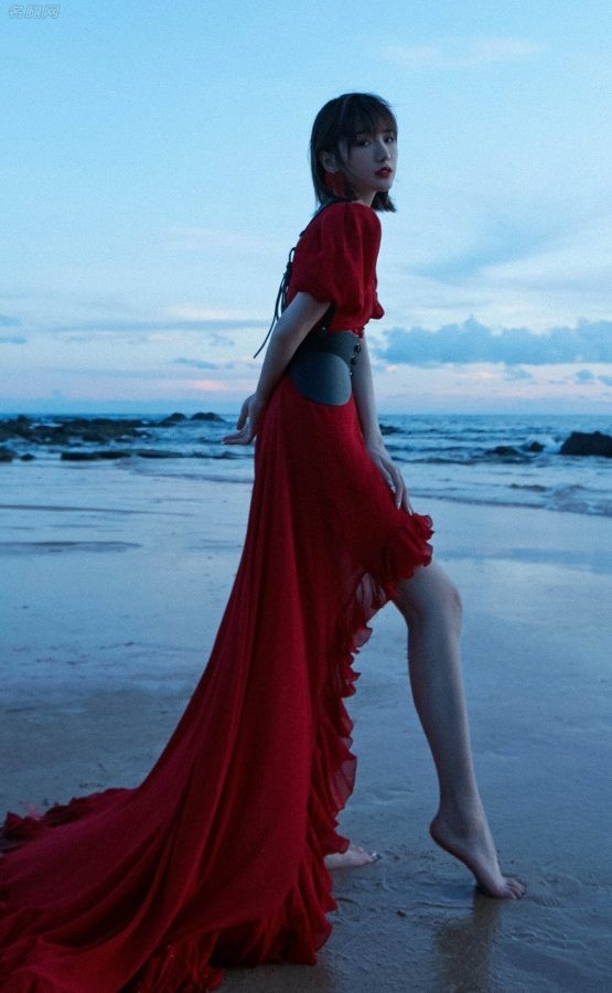 毛晓彤穿鲜艳红裙白腿美足大海边写真(2/4)