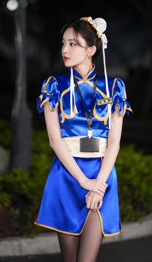 古力娜扎腿穿黑丝cos春丽录制综艺节目《萌探探探案》(3/8)