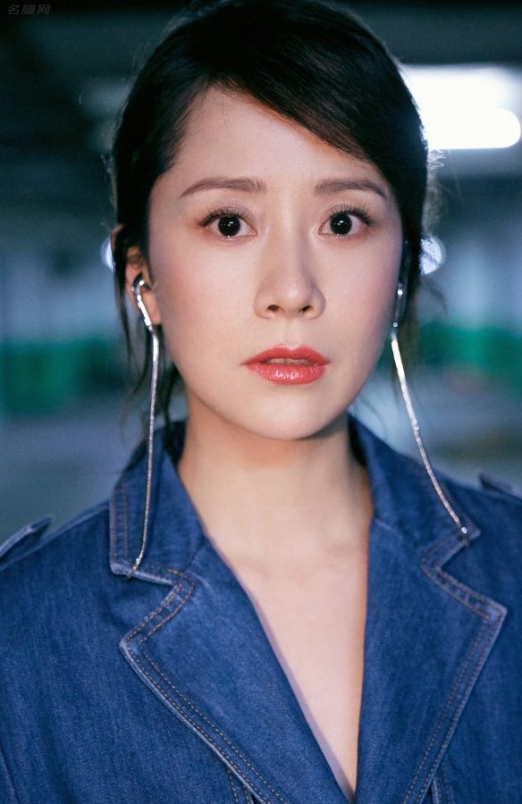 女星海清利落短发穿蓝色牛仔裙配红色高跟鞋脚踝白皙(2/5)