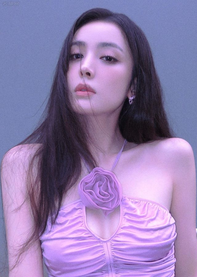 古力娜扎穿超短紫裙翘腿坐姿神秘浪漫(4/5)