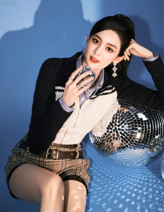 美少女气质古力娜扎穿短裤长靴大腿修长(4/11)