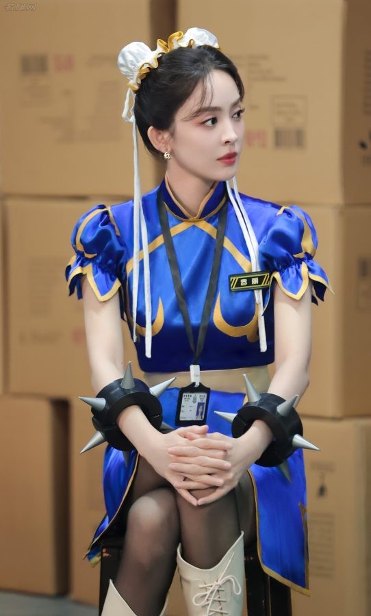 古力娜扎腿穿黑丝cos春丽录制综艺节目《萌探探探案》(1/8)