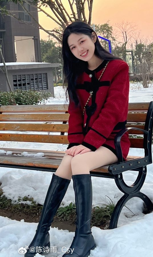 陈诗雨csy穿光腿神器配长皮靴在雪地里拍照(2/9)