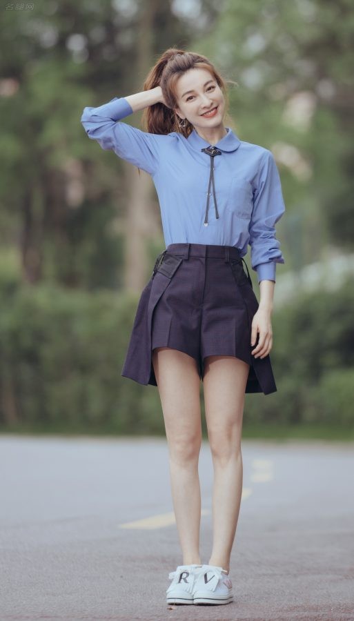 吴昕穿蓝色衬衫搭配高腰短裙大秀清纯活力长腿（第1张/共4张）