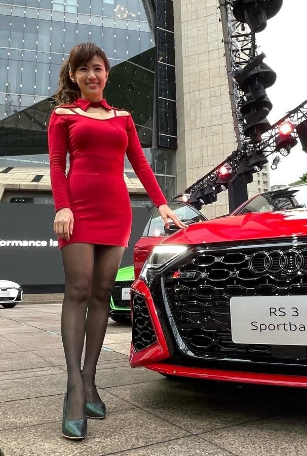 廖盈婷的红裙黑丝和奥迪RS3（第1张/共3张）