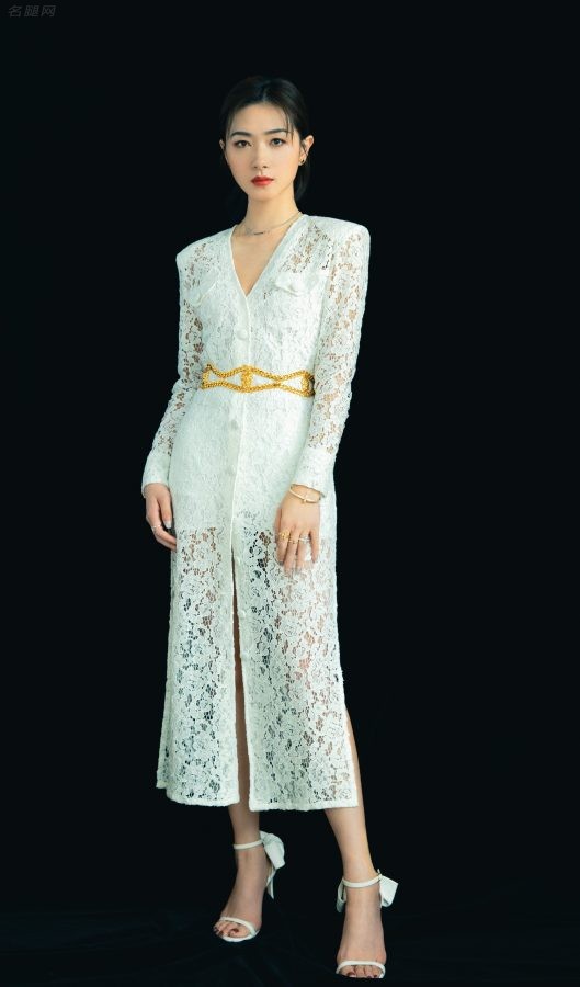 美女演员万茜身穿白色蕾丝长裙，脚踩Stuart Weitzman凉高跟鞋出席商业活动(1/6)