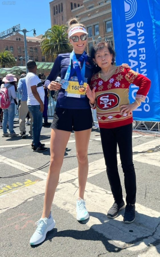 谷爱凌跑马拉松得奖，瞧她的这双大长腿笔直健美太完美(2/2)